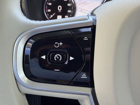 Certified 2022 Volvo XC90 T5 Momentum image 28