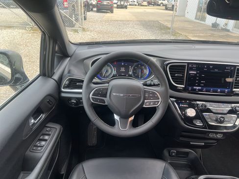 Used 2025 Chrysler Pacifica Select image 11