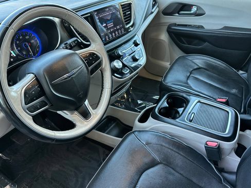 Used 2018 Chrysler Pacifica Limited FWD image 10