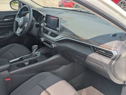 Used 2025 Nissan Altima 2.5 SV FWD image 29