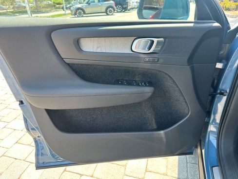 Used 2023 Volvo XC40 B5 Plus w/ Protection Package Premier AWD/4WD image 9