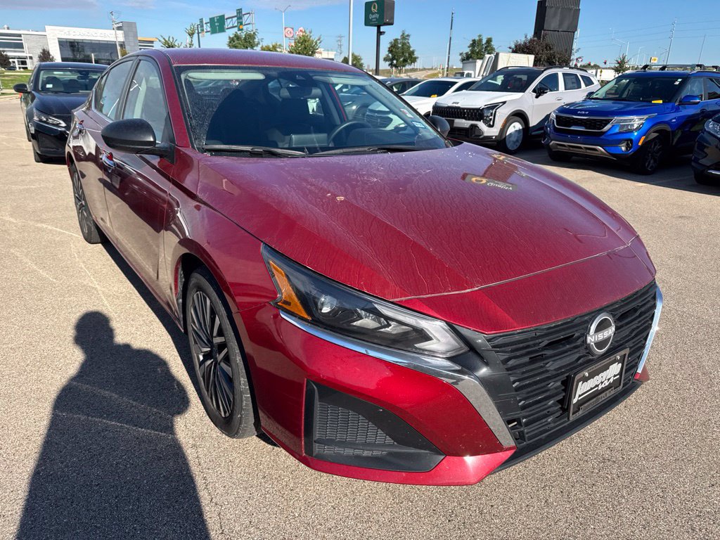 Used 2025 Nissan Altima 2.5 SV FWD image 2