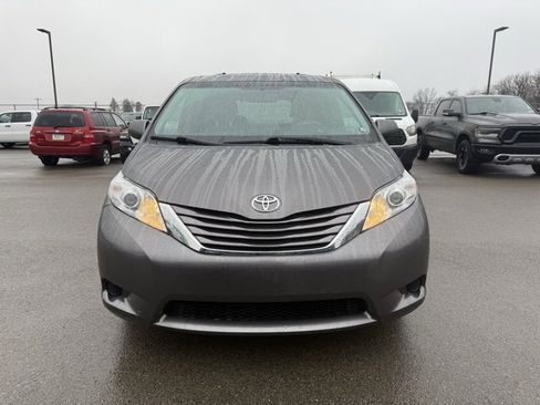 Used 2017 Toyota Sienna LE image 2