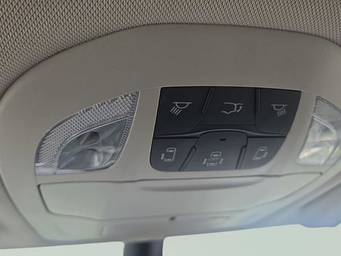 Used 2023 Chrysler Pacifica Touring-L FWD image 16