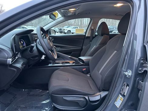 Used 2025 Hyundai Elantra SE image 23