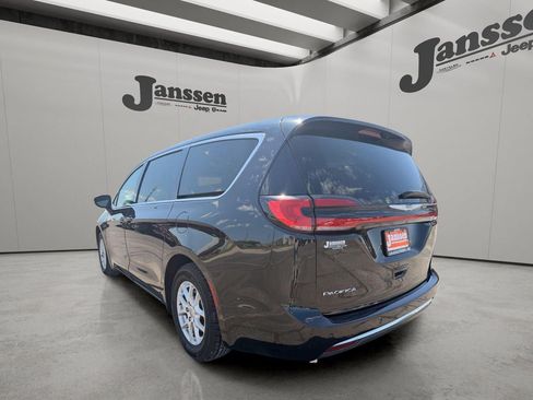 Used 2023 Chrysler Pacifica Touring-L FWD image 2