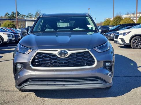 Used 2022 Toyota Highlander XLE image 2