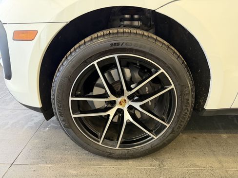 Certified 2025 Porsche Macan image 10