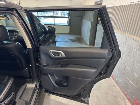 Used 2018 Nissan Pathfinder SL w/ SL Premium Package image 17