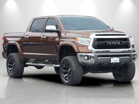 Used 2017 Toyota Tundra 4x4 CrewMax image 9