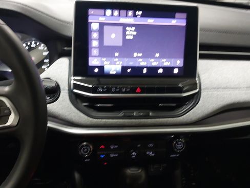 Used 2022 Jeep Compass Latitude w/ Sun and Sound Group AWD/4WD image 21