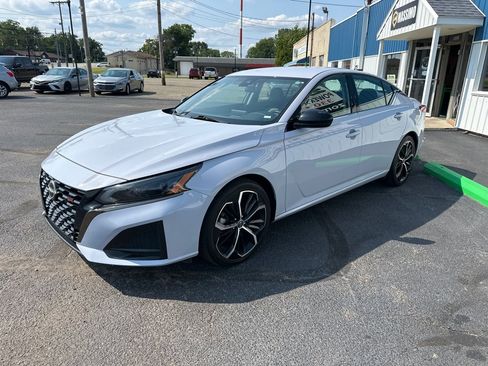 Used 2024 Nissan Altima 2.5 SR FWD image 3