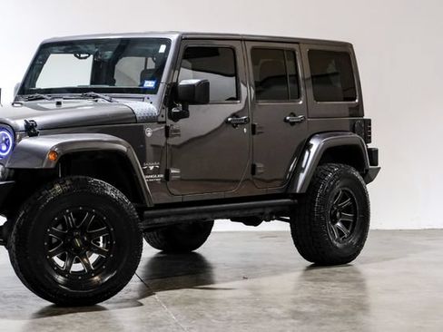 Used 2016 Jeep Wrangler Unlimited Sahara w/ Dual Top Group AWD/4WD image 7