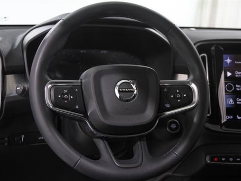 Used 2022 Volvo XC40 T5 Momentum w/ Premium Package AWD/4WD image 7