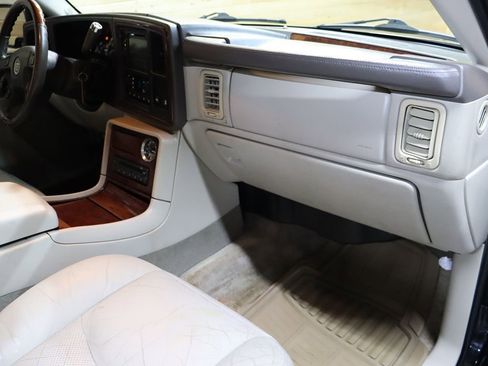 Used 2005 Cadillac Escalade ESV Platinum image 56