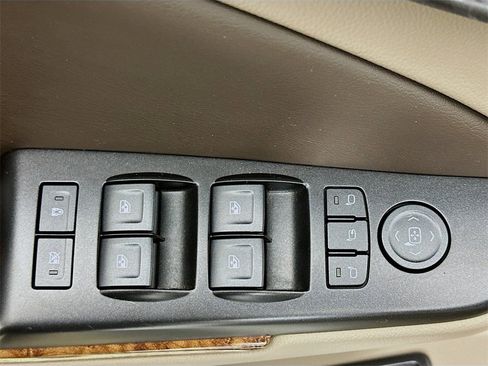 Used 2018 Chevrolet Suburban Premier image 22