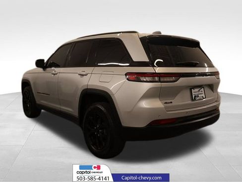 Used 2025 Jeep Grand Cherokee Altitude AWD/4WD image 3