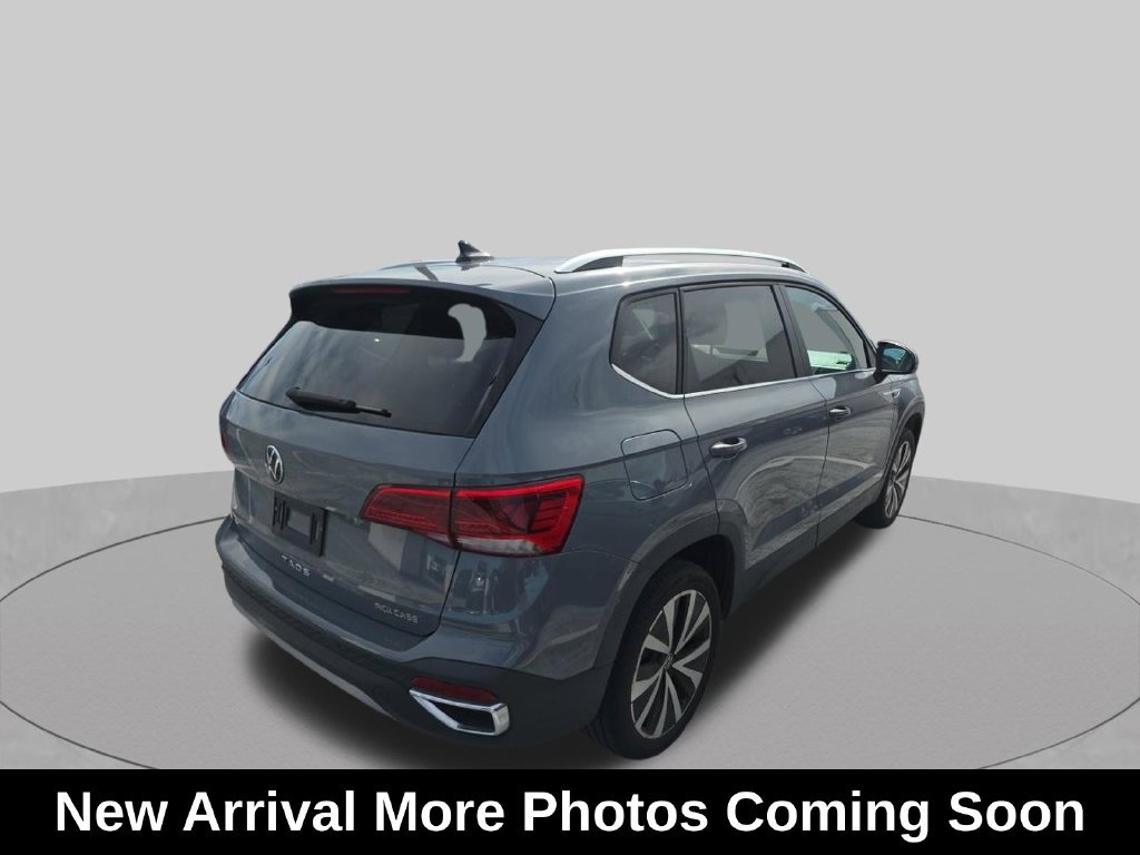 Used 2023 Volkswagen Taos SE w/ Panoramic Sunroof Package FWD image 3