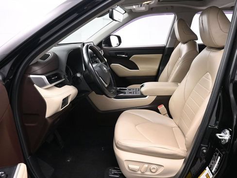 Used 2022 Toyota Highlander XLE AWD/4WD image 11