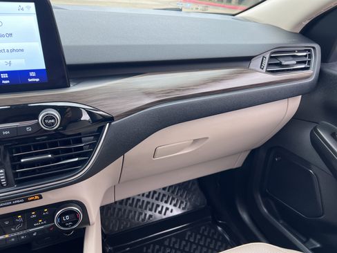 Used 2020 Ford Escape Titanium image 33