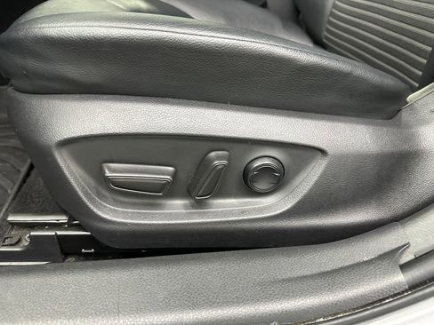 Used 2020 Toyota Camry SE image 10