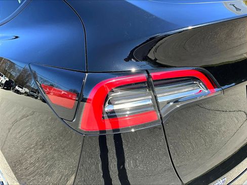 Used 2024 Tesla Model Y Long Range AWD/4WD image 32