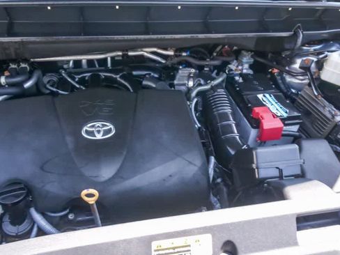 Used 2022 Toyota Highlander XLE FWD image 20