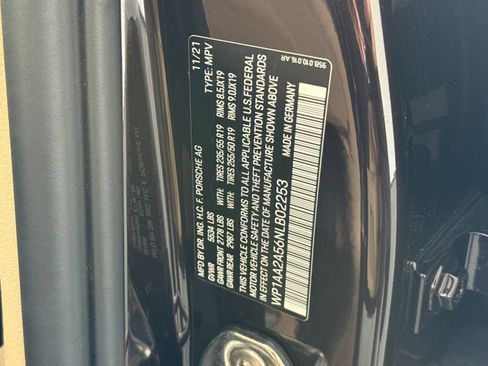 Certified 2022 Porsche Macan AWD/4WD image 33