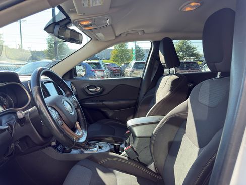 Used 2016 Jeep Cherokee Latitude w/ Cold Weather Group AWD/4WD image 9