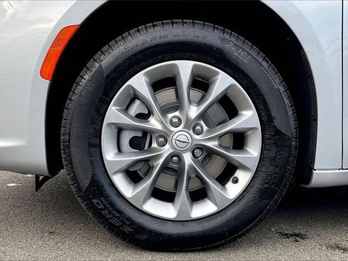 New 2026 Chrysler Pacifica Select image 12