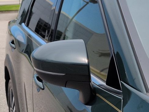 Certified 2025 Nissan Pathfinder Platinum FWD image 12