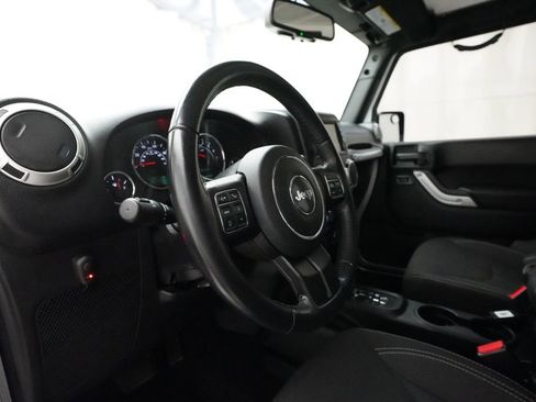Used 2018 Jeep Wrangler Unlimited Sahara w/ Connectivity Group AWD/4WD image 8