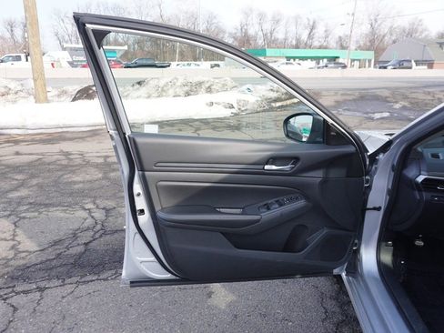 Used 2024 Nissan Altima 2.5 SV image 19