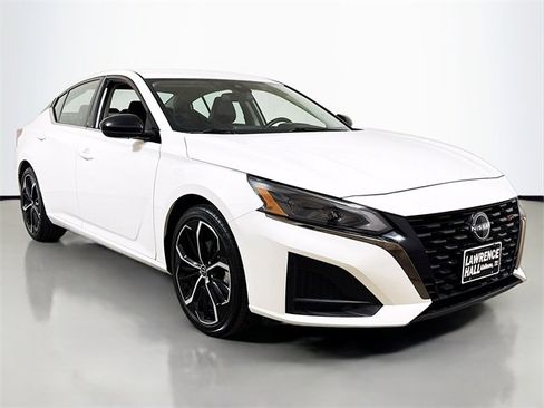 Used 2024 Nissan Altima 2.5 SR image 3