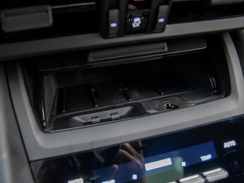 Certified 2025 Porsche Macan Electric image 23