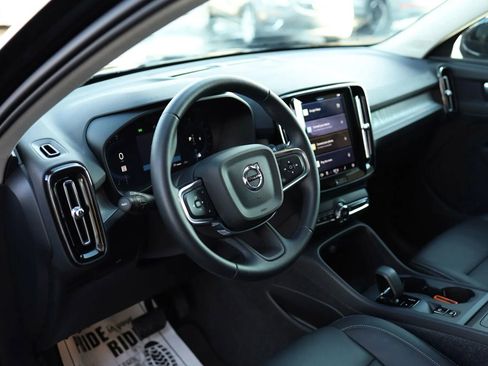Used 2025 Volvo XC40 B5 Core image 17