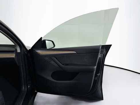 Used 2024 Tesla Model Y Long Range image 31