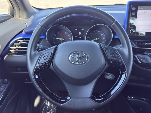 Used 2022 Toyota C-HR XLE image 19