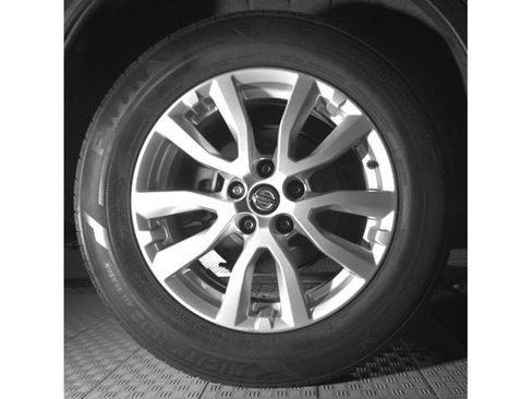 Used 2018 Nissan Rogue SV w/ Premium Package FWD image 11