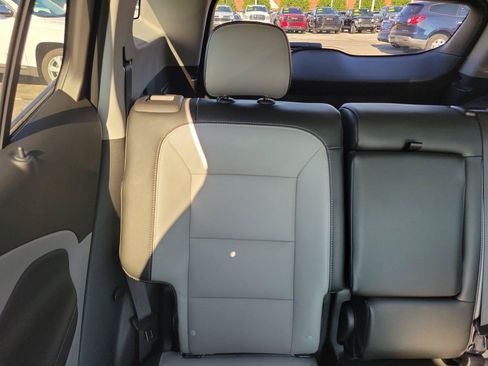 Used 2023 GMC Terrain SLT w/ Tech Package FWD image 11