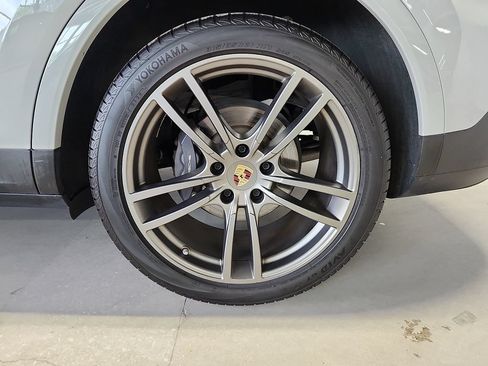 Used 2023 Porsche Cayenne AWD/4WD image 10
