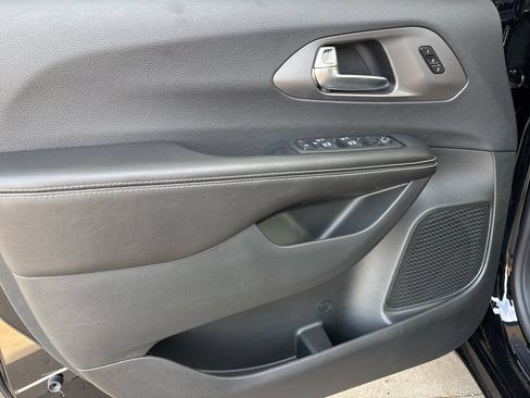 New 2026 Chrysler Pacifica Select w/ S Appearance Package FWD image 9