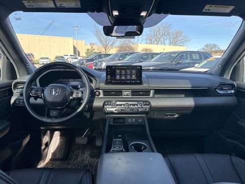Certified 2025 Honda Pilot Black Edition image 18