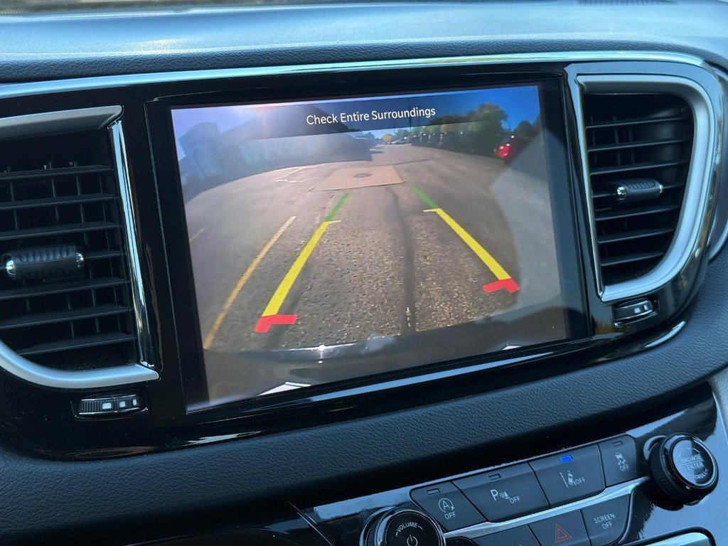 Used 2024 Chrysler Pacifica Touring-L FWD image 18