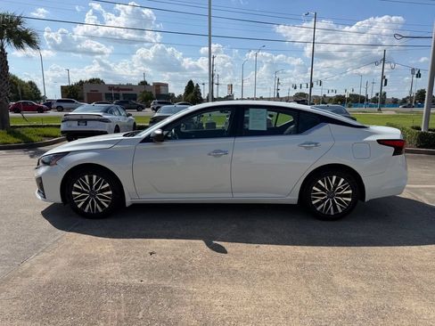 Used 2024 Nissan Altima 2.5 SV FWD image 2