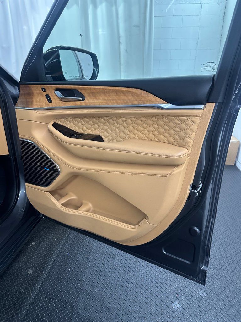 Used 2023 Jeep Grand Cherokee Summit AWD/4WD image 36
