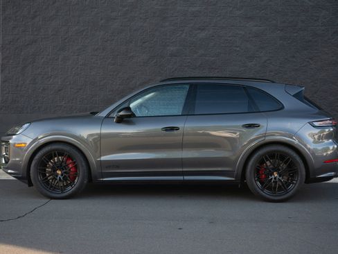 Certified 2025 Porsche Cayenne GTS image 2