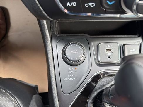 Used 2021 Jeep Cherokee Limited w/ Elite Package image 24