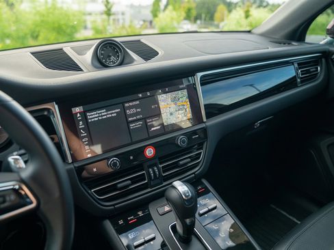 Certified 2023 Porsche Macan AWD/4WD image 16