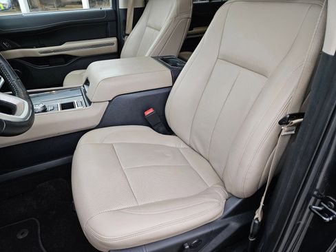 Used 2023 Ford Expedition XLT image 23